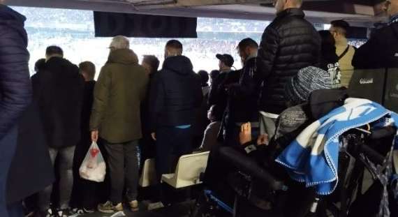 FOTO - La denuncia dal Maradona: "Mio figlio disabile costretto a guardare le spalle dei tifosi"