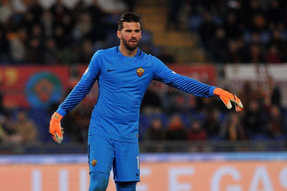 "Voci di mercato ti accostano al Napoli...", la risposta di Alisson: "Ora non ne parlo, penso solo alle partite"