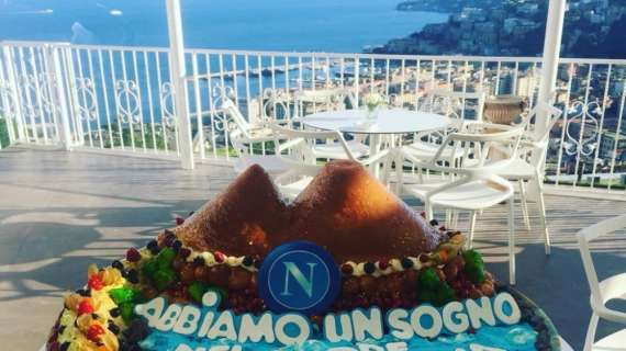 FOTO - Bellissima torta per la cena degli azzurri: un babà a forma di Vesuvio, ed il richiamo ai tifosi "Napoli torna campione"