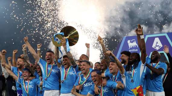 Festa Scudetto: la sfilata dei giocatori del Napoli coi capelli tinti di azzurro