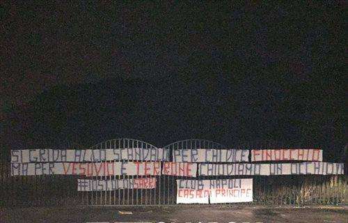 FOTO - Esposto striscione a Castelvolturno: "Scandalo per 'finocchio', ma per Vesuvio e Terrone chiudiamo un occhio..."
