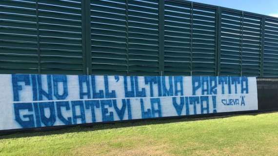 FOTO - I tifosi azzurri riempiono Castelvolturno, spunta uno striscione: "Fino all'ultima partita giocatevi la vita!"