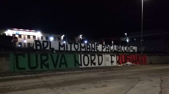 FOTO - Da Frosinone i tifosi rispondono ad ADL con uno striscione: "Mitomane pagliaccio!"