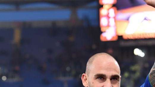 VIDEO - Cannavaro, siparietto in mixed: "Pallone e completino dell'ultima gara via con me..."