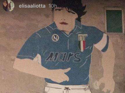 FOTO - Lady Pavoletti ai Quartieri Spagnoli, scatto con il murales di Maradona