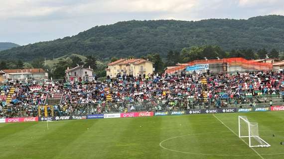 Piove a Castel di Sangro, l’allenamento slitta ed i tifosi in tribuna non la prendono bene