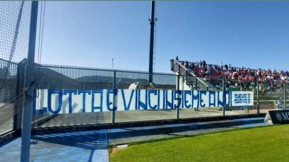 Ultras Curva A e B presenti al Patini, lo striscione congiunto: "Lotta e vinci insieme a noi"