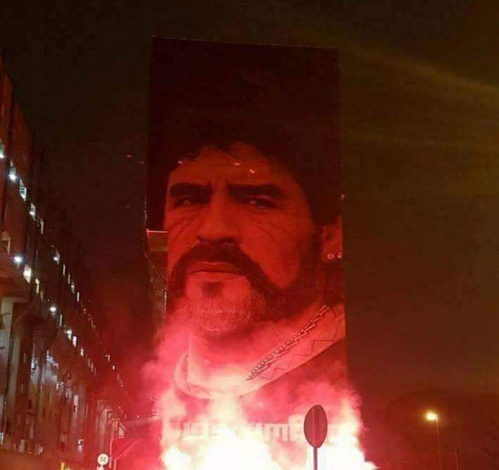 FOTO - Spettacolo al murales di Maradona: tanti tifosi con fumogeni per il compleanno di Diego