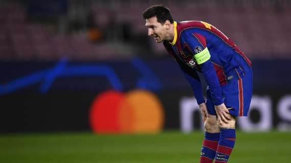 Barcellona, addio a Messi: nella notte proteste dei tifosi blaugrana fuori dal Camp Nou