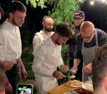 VIDEO - Mertens show alla festa di Koulibaly: il belga alle prese con la preparazione delle pizze