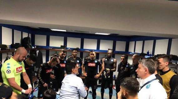 FOTO - Maradona carica la squadra prima della gara: discorso negli spogliatoi nel pre-partita