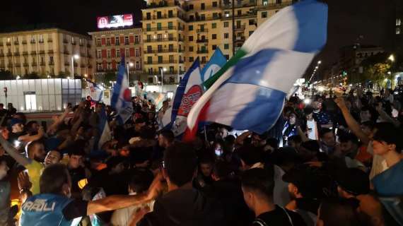 VIDEO TN - Si prepara la festa alla stazione Garibaldi, migliaia di persone aspettano gli azzurri