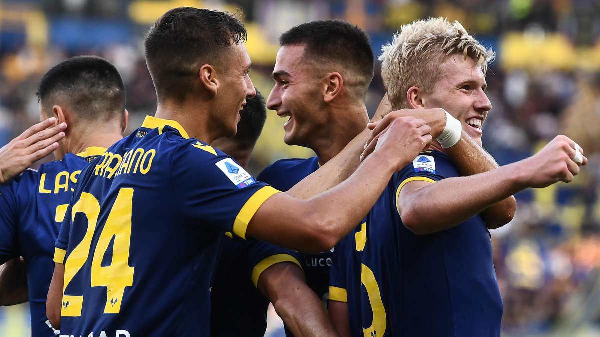 Il Lecce attacca al Bentegodi, ma è il Verona avanti all'intervallo 1-0