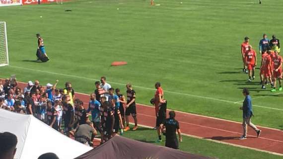 FOTO - Bel gesto degli azzurri: il gruppo applaude e saluta i tifosi dopo l'ultimo allenamento a Dimaro