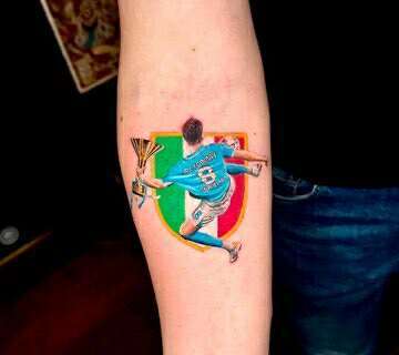 'Febbre McFratm' senza limiti: un tifoso si tatua la sforbiciata che è valsa lo Scudetto