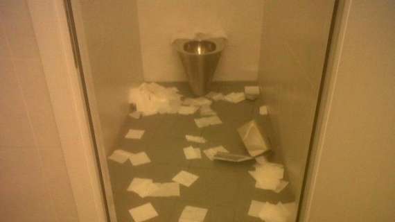 FOTO - Da Torino accusano: "Vergogna! Ecco come i napoletani hanno distrutto lo Juventus Stadium!"