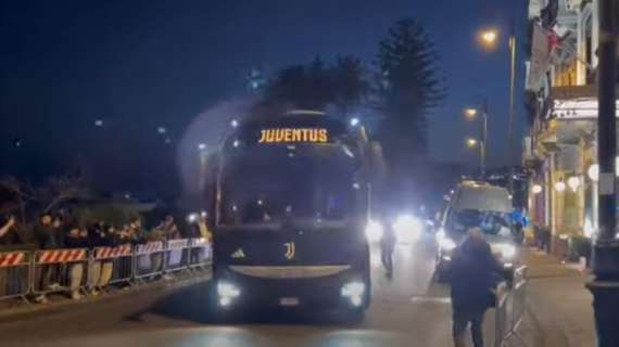 Juventus arrivata in hotel a Napoli: ecco l'accoglienza dei tifosi