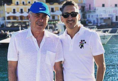 FOTO - "Qui sembra di stare sempre in vacanza": Ancelotti si gode il mare di Ischia