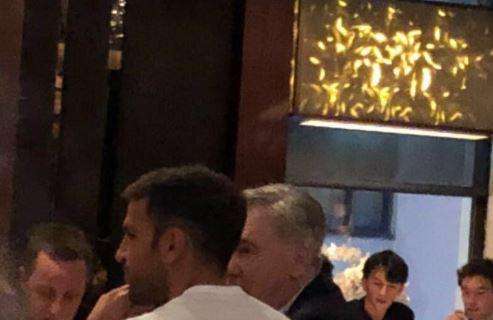 FOTO - Ancelotti ritrova il campione del Chelsea a cena: il tecnico "beccato" con Fabregas in Russia 