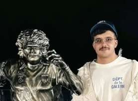 Che regalo per Geolier! Statua di Maradona installata sul terrazzo di casa