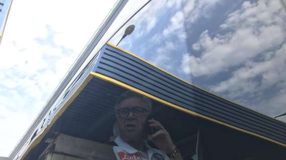 FOTO - Napoli arrivato a Verona, Ancelotti immortalato al telefono sul pullman