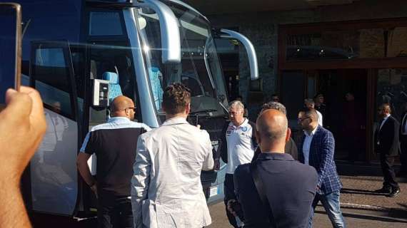 FOTO - Ancelotti raggiunge i giocatori sul pullman, dall'Hotel Vesuvio sbucano altri azzurri