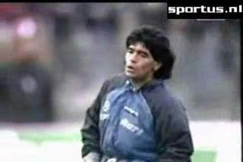 VIDEO - 30 anni fa il Napoli conquistava la finale di Uefa, Maradona ricorda l'allenamento contro il Bayern sulle note di "Life is Life"