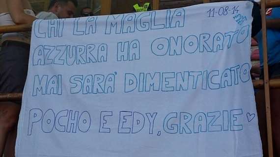 FOTO TN – Striscione al San Paolo per Cavani e Lavezzi: “Chi la maglia azzurra ha onorato, mai sarà dimenticato”