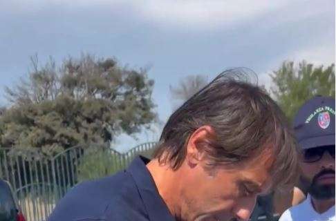 Che entusiasmo a Castel Volturno: Conte scende dall'auto ed accontenta 150 tifosi