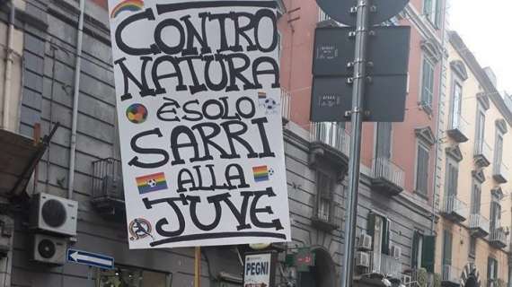FOTO - Cartello contro Sarri al gay pride di Napoli: "Contro natura solo lui alla Juve"
