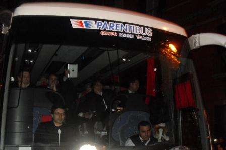 VIDEO - Arriva la Juventus, accoglienza infernale! I tifosi: "Conte togliti il parrucchino"