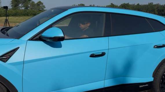 Okafor si presenta il primo giorno a Milanello con una Lamborghini azzurra: lo scatto
