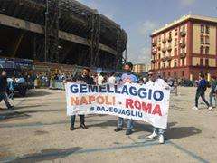FOTO - Dai social allo stadio: il gemellaggio Napoli-Roma arriva all'esterno del San Paolo 