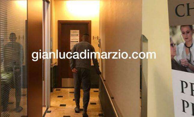 FOTO - Ghoulam zoppicante a Villa Stuart dopo i test medici 