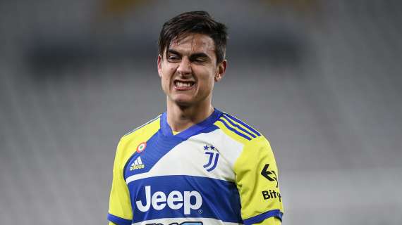 FOTO - Dybala con la maglia della Roma assiste dalla tribuna alla sconfitta con lo Sporting