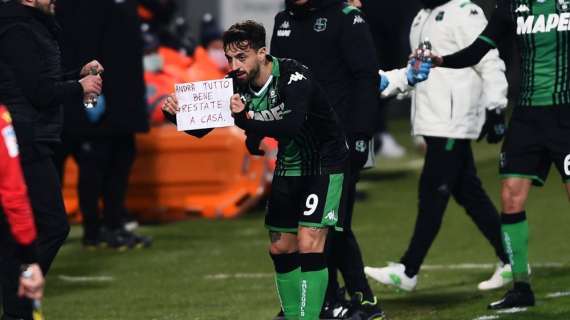 FOTO - "Restate a casa", il messaggio di Caputo in Sassuolo-Brescia, l'ultima gara prima dello stop