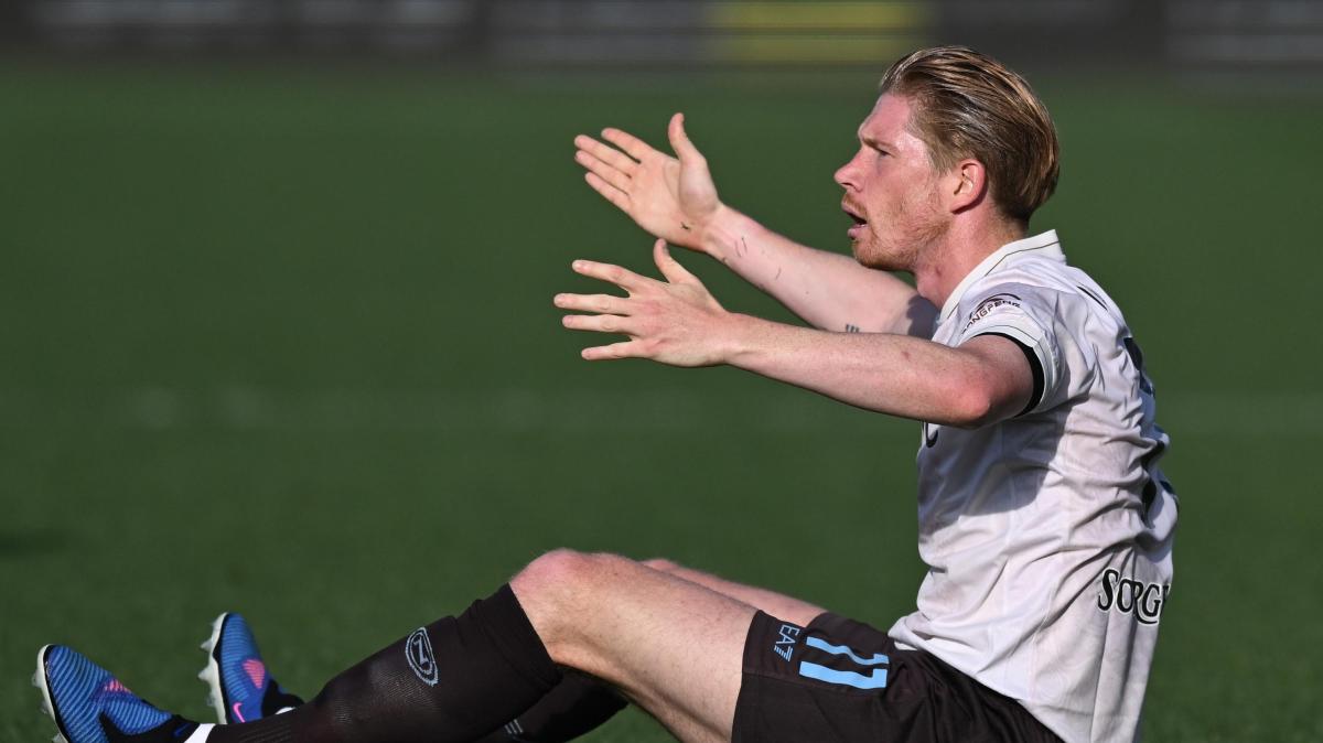 Primo cambio per il Napoli: esce De Bruyne