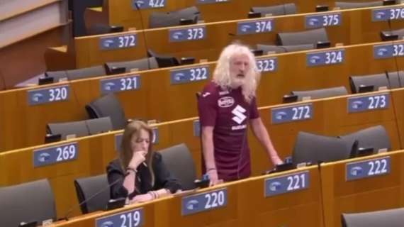 VIDEO - Incredibile al Parlamento Europeo, deputato in aula in maglia Toro: "Juve mer*a!"