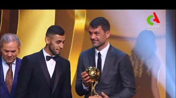 FOTO - Ghoulam Pallone d'oro d'Algeria, la premiazione dell'esterno azzurro con Paolo Maldini