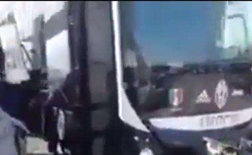 VIDEO - Pullman della Juve a Barcellona, a sorpresa sbuca un tifoso azzurro: "Uommene 'e m***, forza Napoli!"