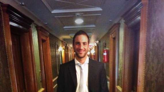 FOTO - Higuain su Twitter: "Che orgoglio visitare il Papa!"