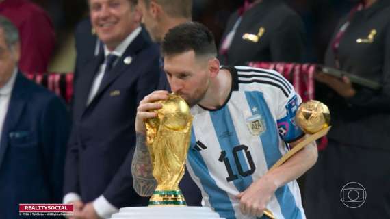 FOTO - Messi bacia la Coppa del Mondo: l'immagine simbolo del Mondiale