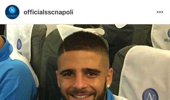 FOTO - Insigne si sblocca, eccolo sorridente sull'aereo di ritorno verso Napoli 