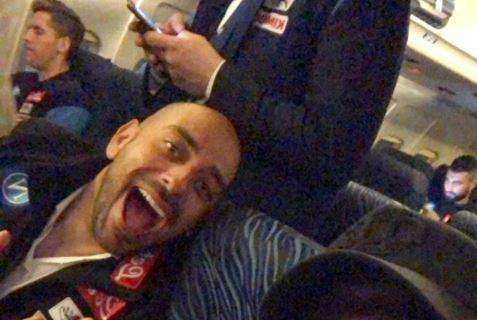 FOTO - 'Decibel' Bellini sull'aereo verso Napoli in compagnia dell'eroe dell'Allianz Stadium: "Fratello!"