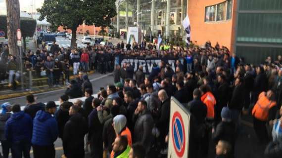FOTO&VIDEO - "A Torino scrivete un altro pezzo di storia, noi ci crediamo": delirio a Capodichino, un migliaio di tifosi alla partenza degli azzurri