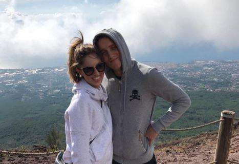FOTO - Giornata da turista per Zielinski: il polacco sorridente sul Vesuvio con la fidanzata
