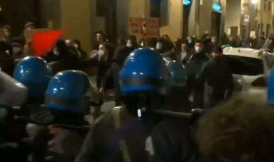 VIDEO - Proteste e scontri a Firenze: lancio di oggetti e continue cariche della polizia per il Dpcm