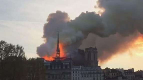Notre Dame in fiamme, messaggio della Ssc Napoli: "Siamo attoniti, uno dei luoghi più importanti della cultura mondiale"