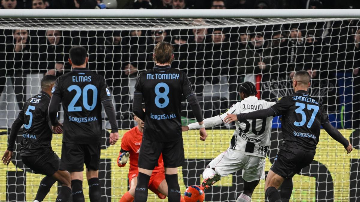 Juve avanti 1-0 sul Napoli a fine 1T: ritmi altissimi e un episodio dubbio su Hojlund