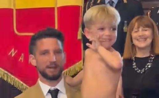 Cittadinanza onoraria a Mertens, il piccolo Ciro si prende la scena: immagini esilaranti!